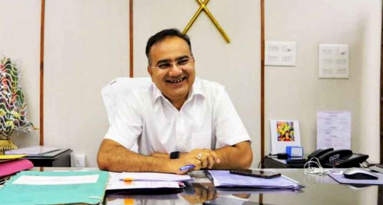गरीबों की सेवा और मुस्कान के लिए डीएम बने डॉक्टर बृजमोहन मिश्रा