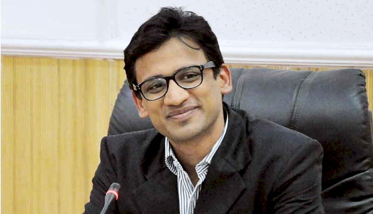 कर्तव्य को जिम्मेदारी के साथ निभा कर बड़ी पहचान कायम की है जिलाधिकारी शैलेश नवल ने