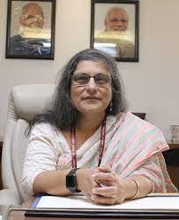 निर्भीक ईमानदार और लगनशील अधिकारी हैं  देबाश्री मुखर्जी